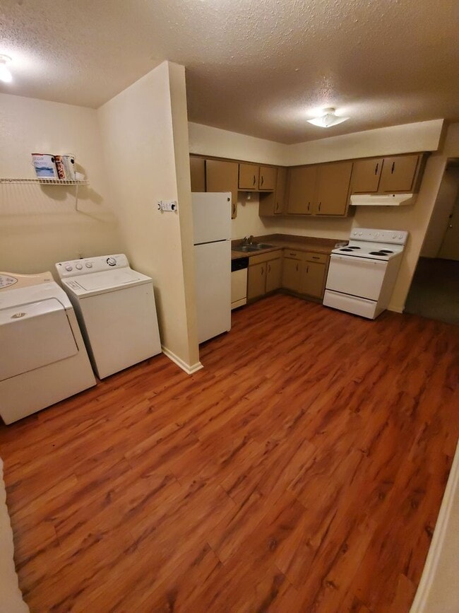 Building Photo - 1606/1608 Cloverdale