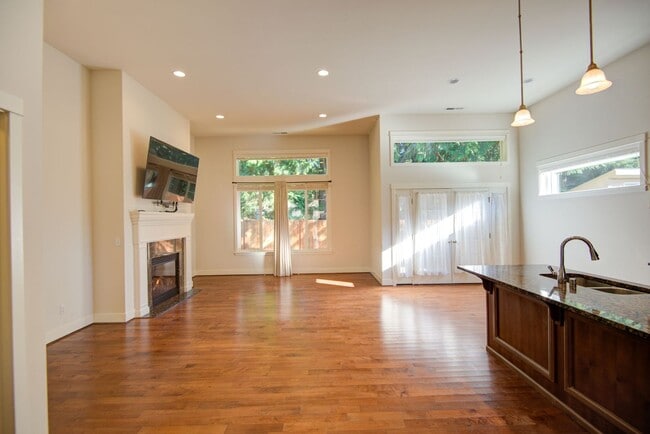 Building Photo - 3 (or 4) bedroom Edmonds Home