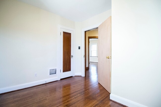 Building Photo - 180 Eldred Ave