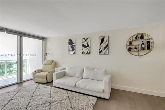 Building Photo - 100 Bayview Dr