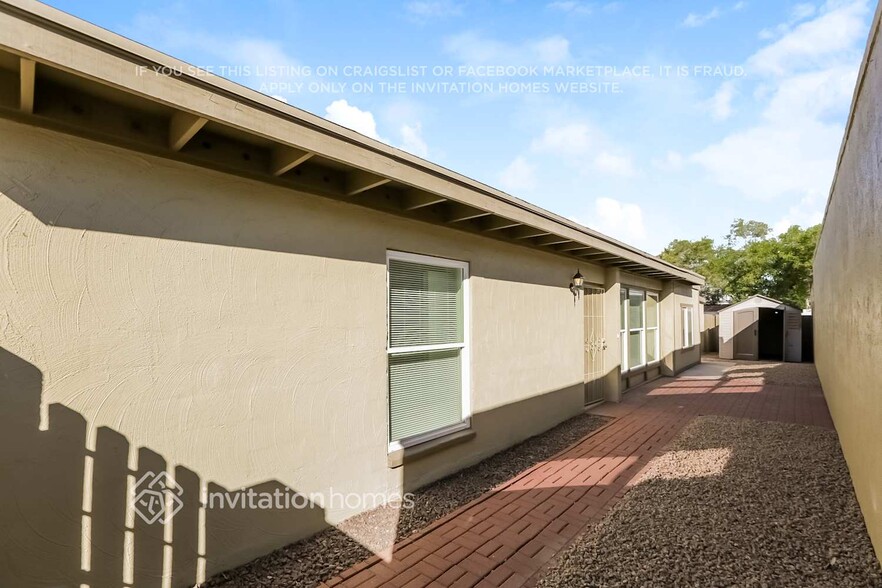 Building Photo - 436 W La Jolla Dr