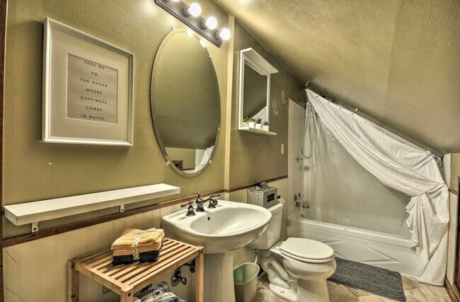 Building Photo - 11352 NE Fargo St