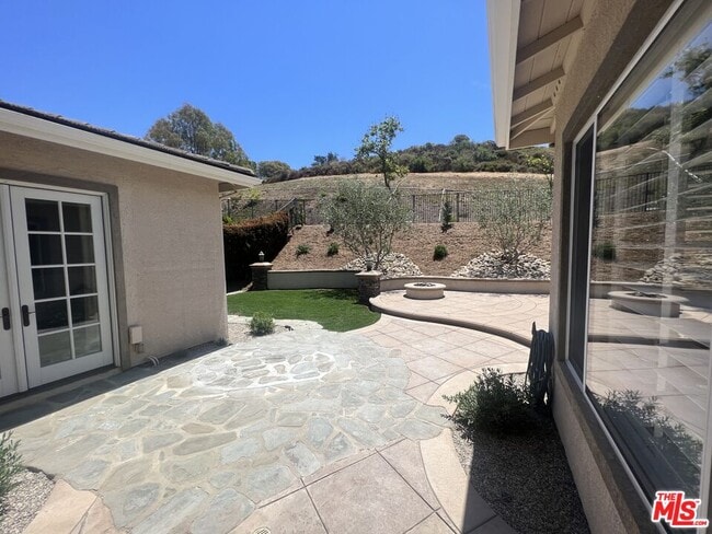 Building Photo - 4566 Via Del Rancho