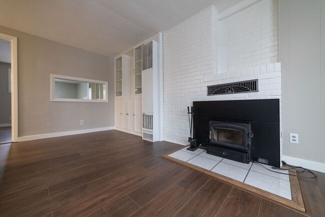 Building Photo - 172-172 NE Juniper St