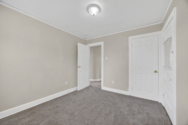 Building Photo - Spacious 3 bed 1.5bath Brick Colonial
