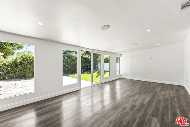Building Photo - 23046 Leonora Dr
