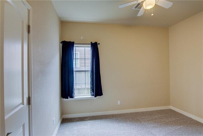 Building Photo - 221 Geode Ln