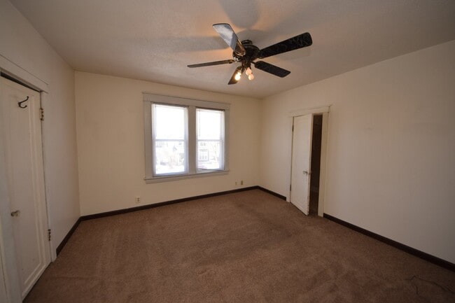 Building Photo - Spacious 2 bedroom, 1 bath home in highly ...
