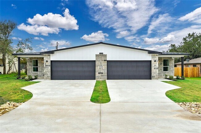 Building Photo - New Lago Vista Duplex