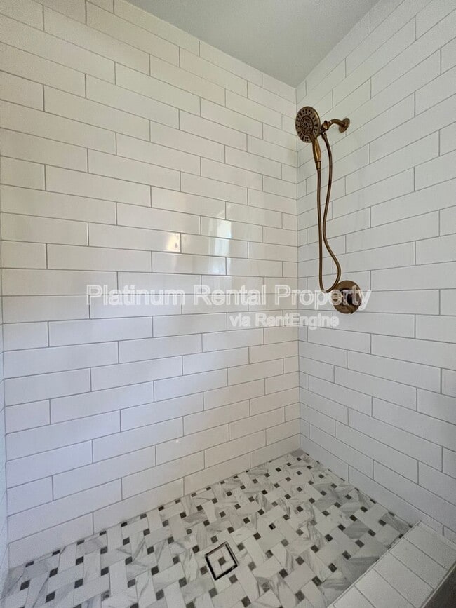 Building Photo - 212 Fernbank St