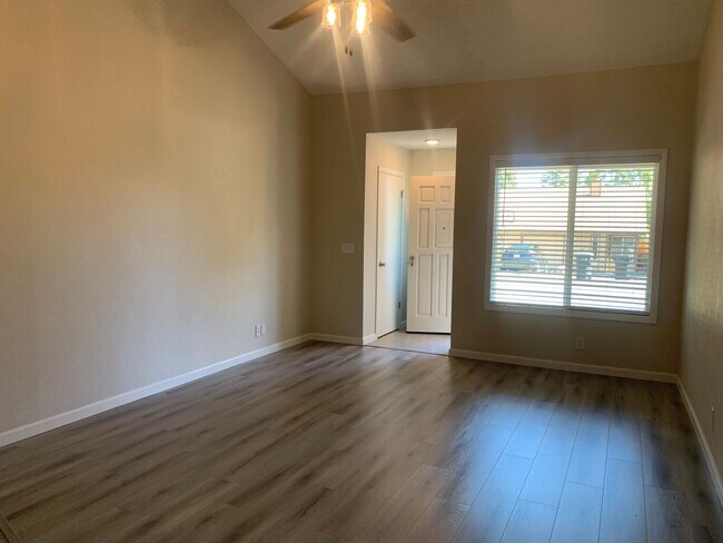 Building Photo - 5417 E Knoll Dr