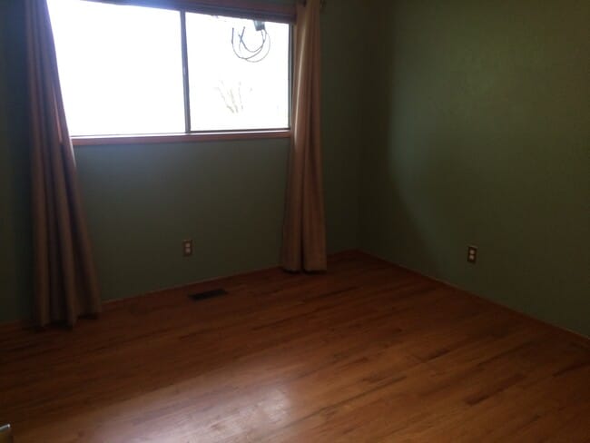 Building Photo - Large Lot With Tons of Privacy