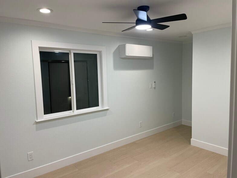 Building Photo - 1279 Las Palmas Dr