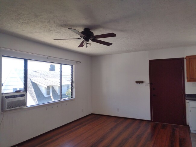 Building Photo - 2 bedroom 1 bath with Kaimuki ocean view