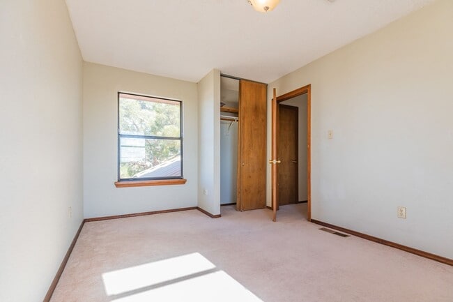Building Photo - Beautiful 2-Story Home