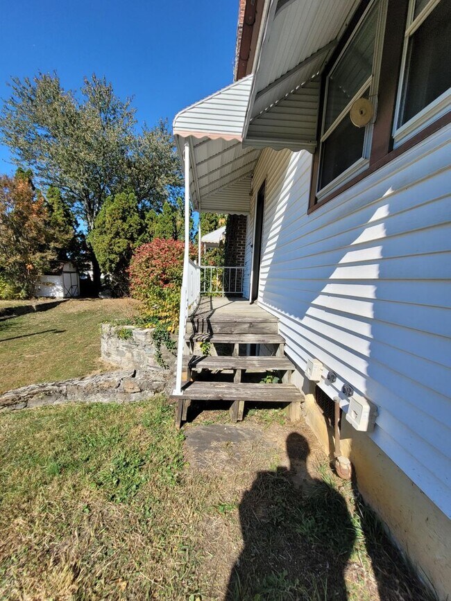 Building Photo - 104 N Custer Ave