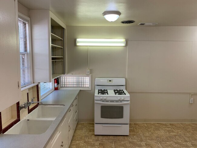Building Photo - 3 Bedroom plus bonus room! Close to Enloe, CSUC and Downtown