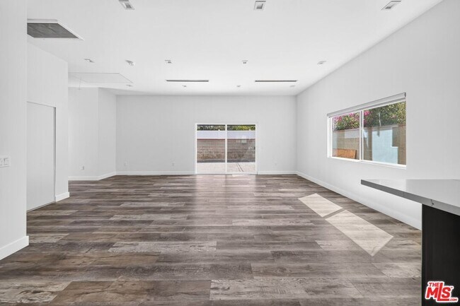 Building Photo - 6635 Riverton Ave
