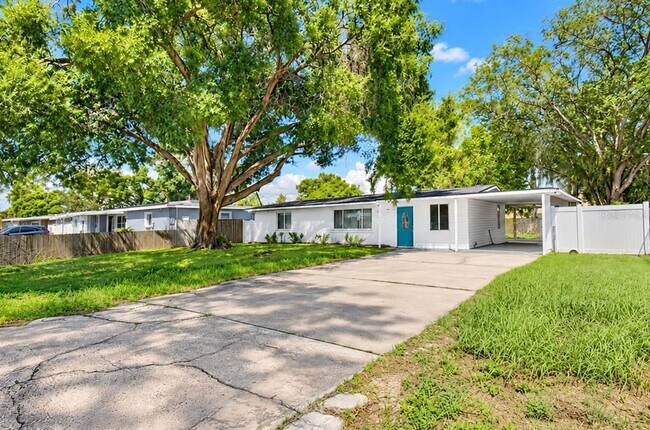 Building Photo - 9616 Pineridge Ave