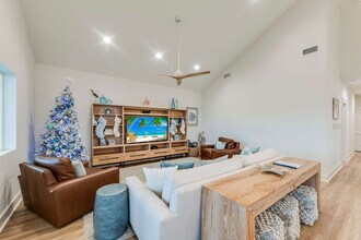 Building Photo - 119 6th St