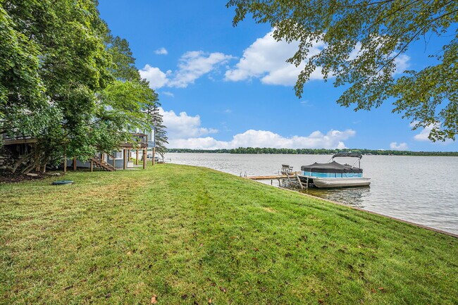 Building Photo - Year Round Rental Available on Wall Lake