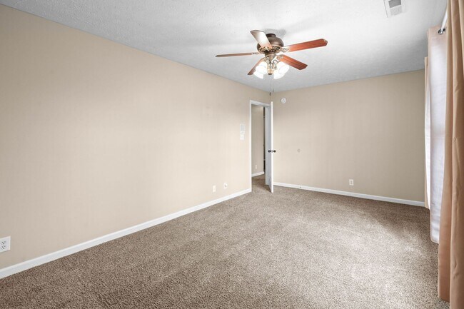 Building Photo - Pet Friendly Three Bedroom with Bonus!
