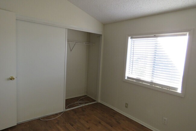 Building Photo - Quiet with Great Views! Available 11/1/25!