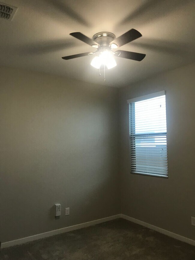 Building Photo - Beautiful Newer 3 bedroom Home Sweetwater ...
