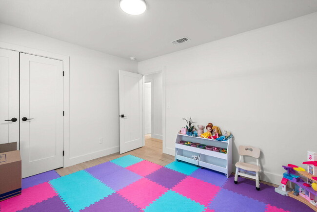 Building Photo - 2507 Edgewater Dr