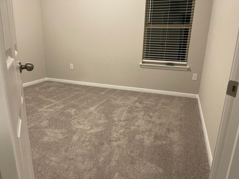 Building Photo - 300 La Joya Pass