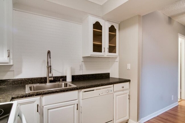 Building Photo - Awesome 1.5-bath condo in Bellevue featuring a private patio overlooking expansive green space.