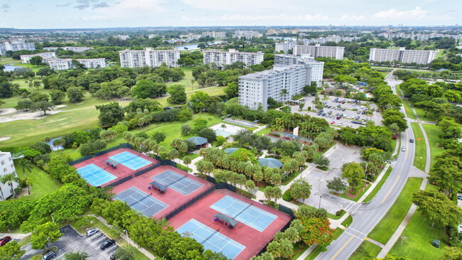 Building Photo - 3100 N Palm Aire Dr