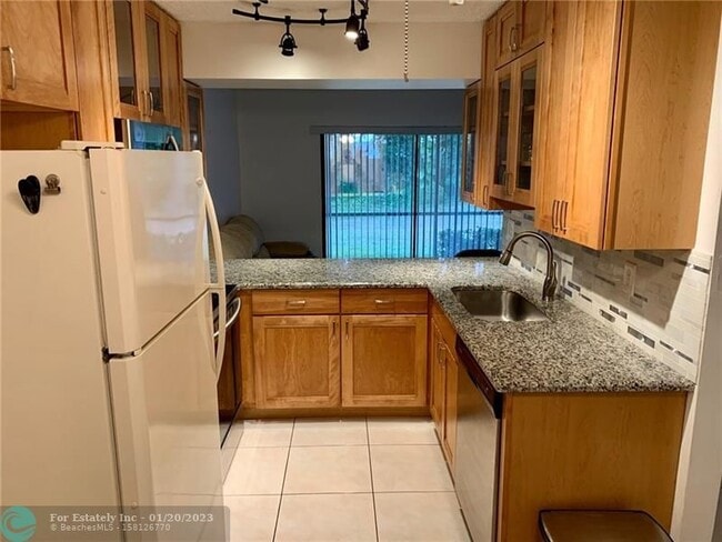 Building Photo - 9845 Riverside Dr
