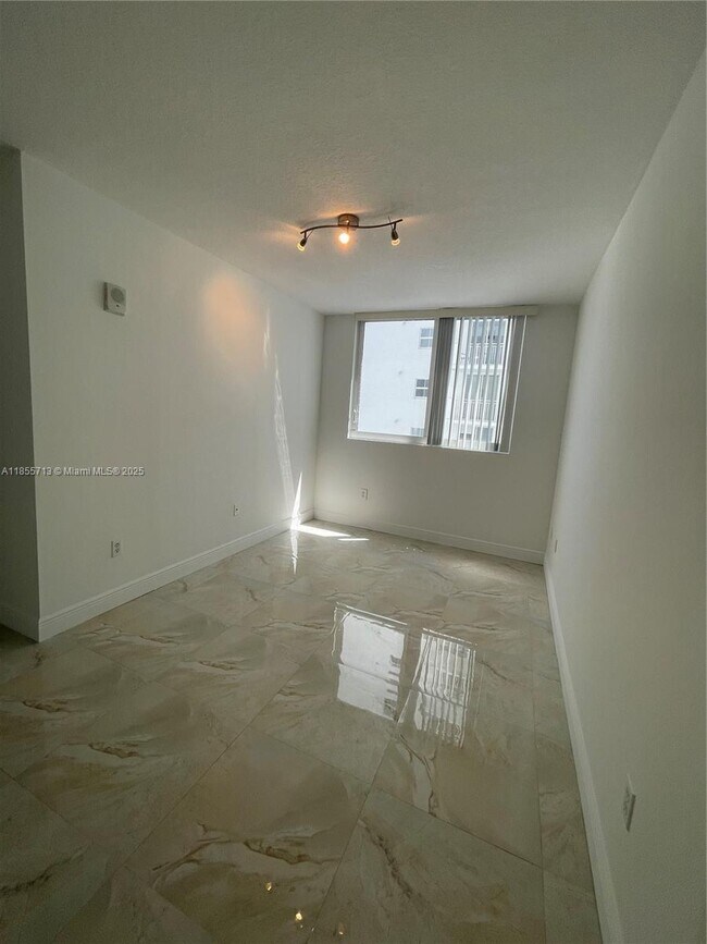 Building Photo - 170 SE 14th St