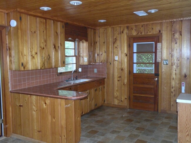 Building Photo - 3  BR 1 BA brick home on large lot.