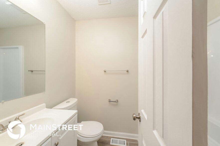 Building Photo - 405 Woodlake Dr