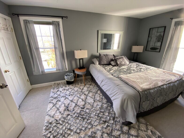 King bedroom - 18 Scamman St