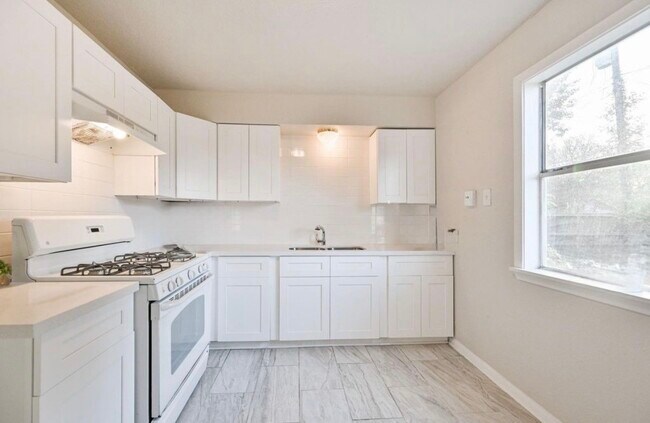 Building Photo - 9306 Chesterfield Dr