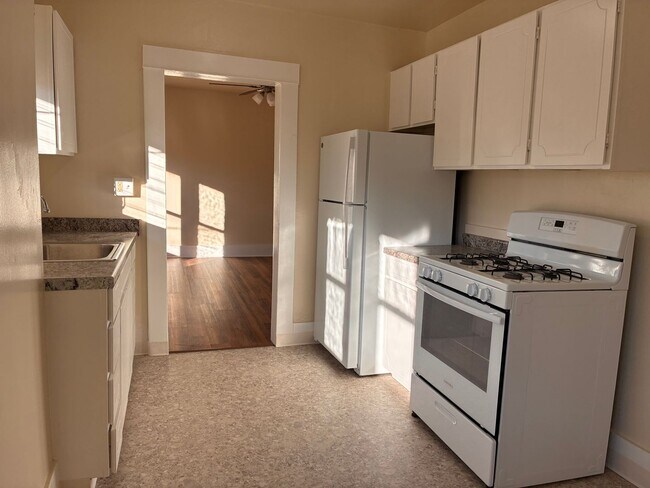Building Photo - Winter Move-In Special!! Inner SE ::: RARE Opening, Vintage 1bd Near Belmont & Hawthorne!