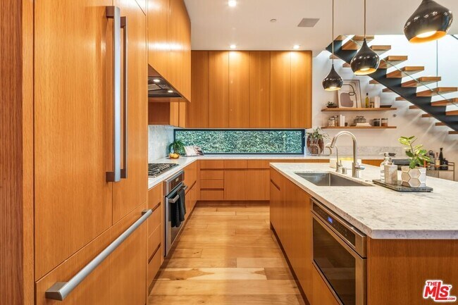 Building Photo - 722 Marine St