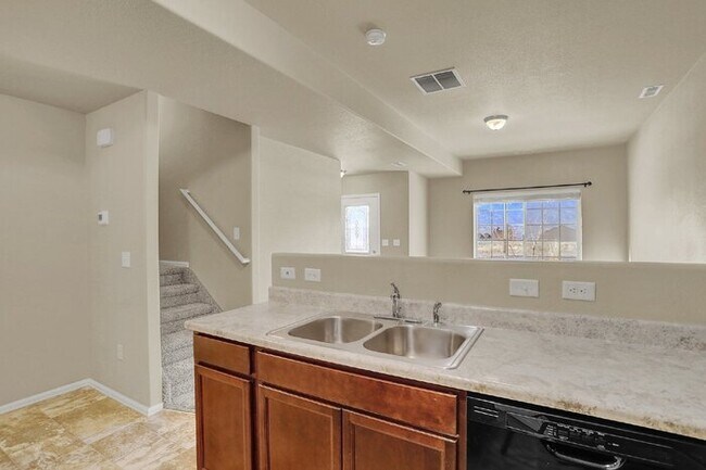 Building Photo - Move-In Ready Townhome | $1,000 Off First ...