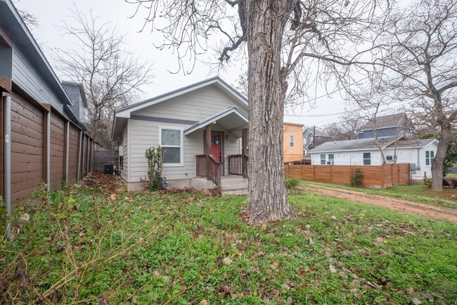 Building Photo - 3 Bedroom, 2 Bath Home near Downtown in Ea...