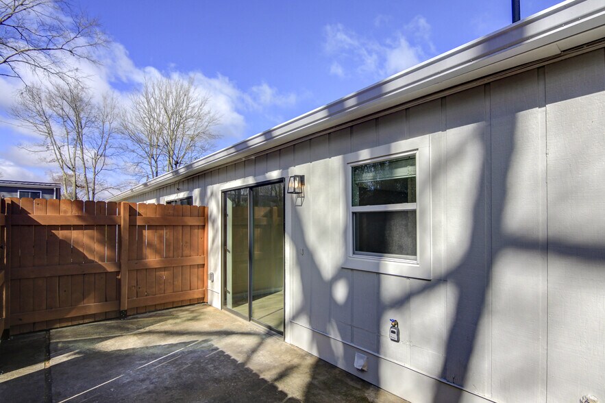 Building Photo - 48 Clark St