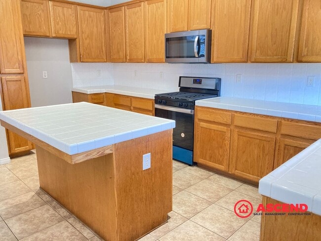 Building Photo - Beautiful 4 bedroom home!