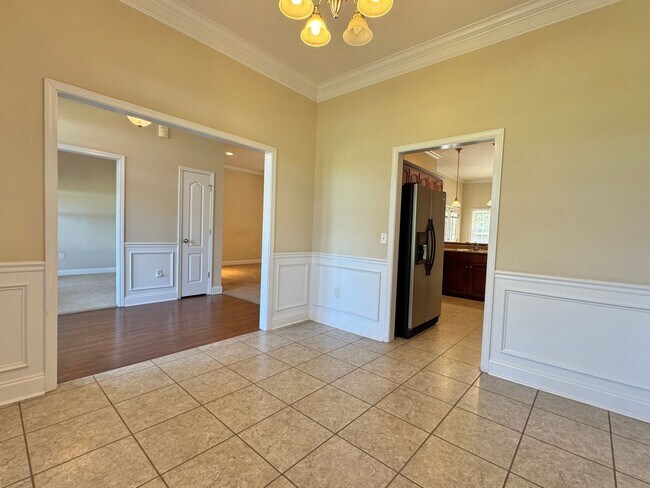 Building Photo - COMING SOON IN MID-AUGUST! [PET FRIENDLY]