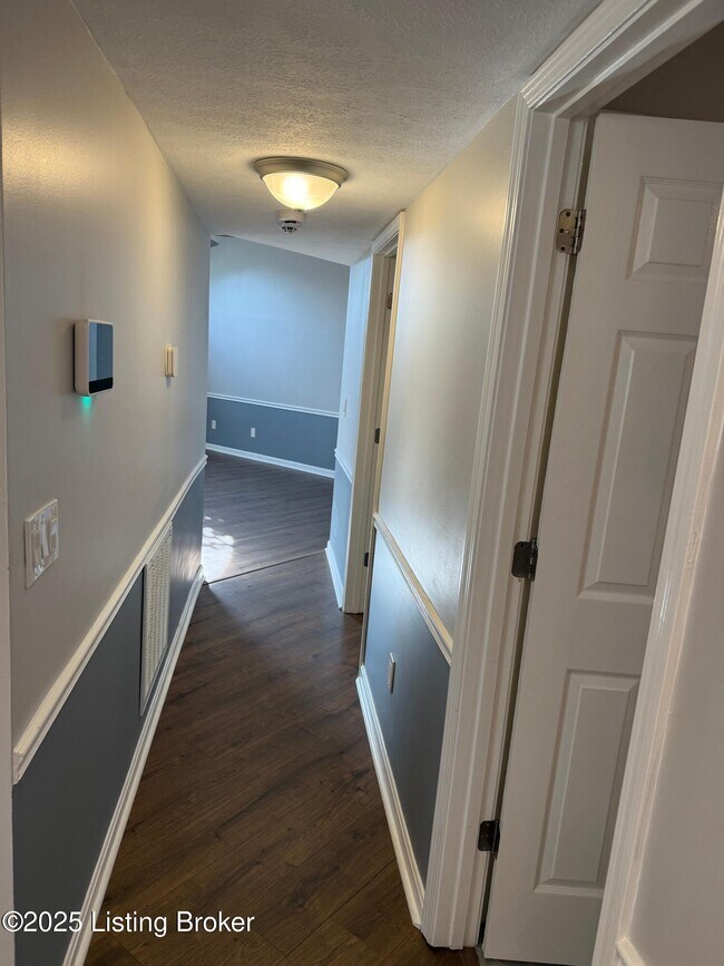 Building Photo - 10412 Pinoak View Dr