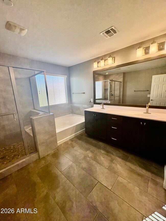 Building Photo - 4740 E Tierra Buena Ln