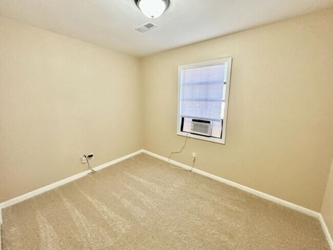 Building Photo - THREE BEDROOM/TWO BATH SOUTH HUNTSVILLE!