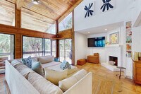 Building Photo - 727 Jacaranda Rd