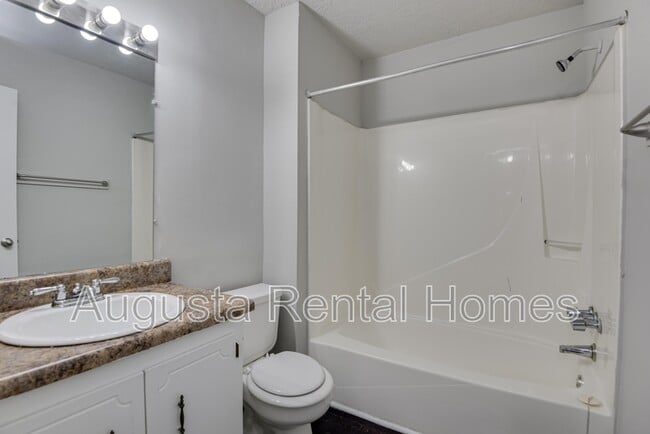 Building Photo - 2814 Thomas Ln